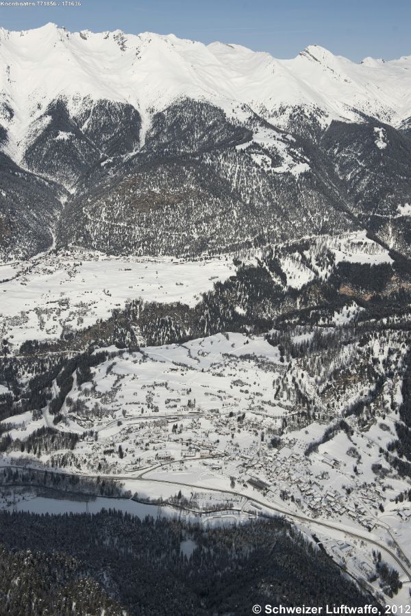 Filisur - Siedlung linker Bildrand Mitte: Schmitten (Albula); Gebirgszüge gegen Norden: Guggernell, Sandhubel, Region Aroser Rothorn.